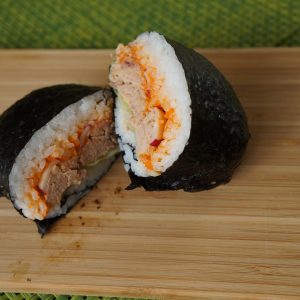 Deilig Onigirazu sushisandwich med sterk tunfisk på boks