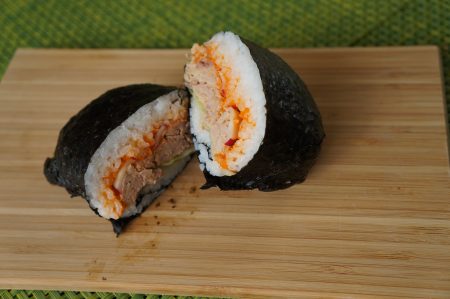 Deilig Onigirazu sushisandwich med sterk tunfisk på boks